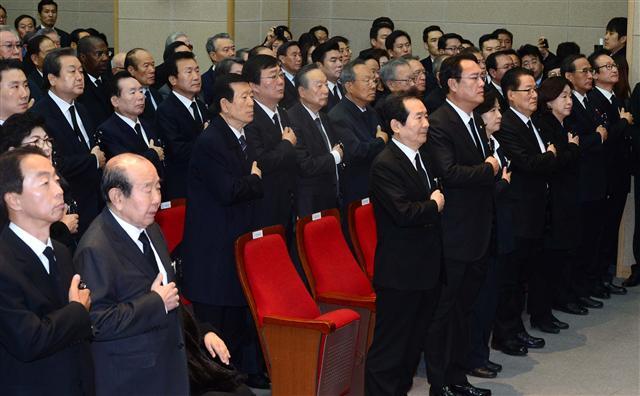 고(故) 김영삼 전 대통령의 1주기 추모식이 22일 오전 10시 국립서울현충원에서 거행됐다.