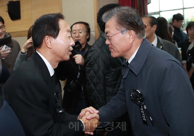 [사진=22일 오전 서울 동작구 국립서울현충원 현충관에서 열린 고(故) 김영삼 전 대통령 서거 1주기 추모식에서 더불어민주당 문재인 전 대표(오른쪽)가 고인의 차남 김현철 씨와 악수하고 있다. 안훈기자 rosedale@heraldcorp.com]