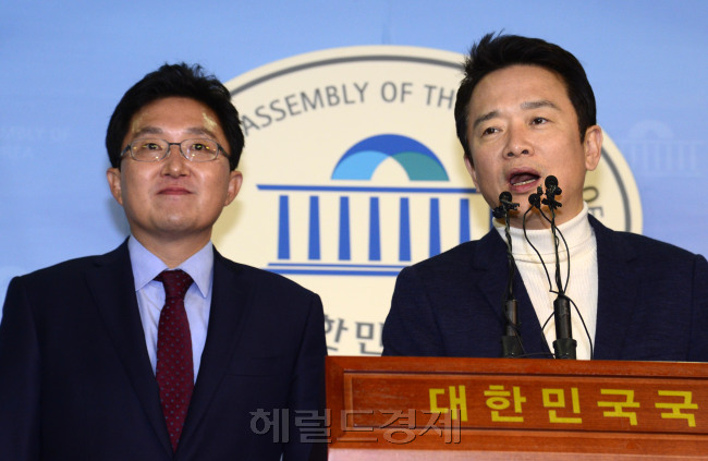 남경필 경기도지사(오른쪽)와 김용태 새누리당 의원이 22일 오전 서울 여의도 국회 정론관에서 새누리당 탈당 기자회견을 열고 있다. 박해묵 기자/mook@heraldcorp.com