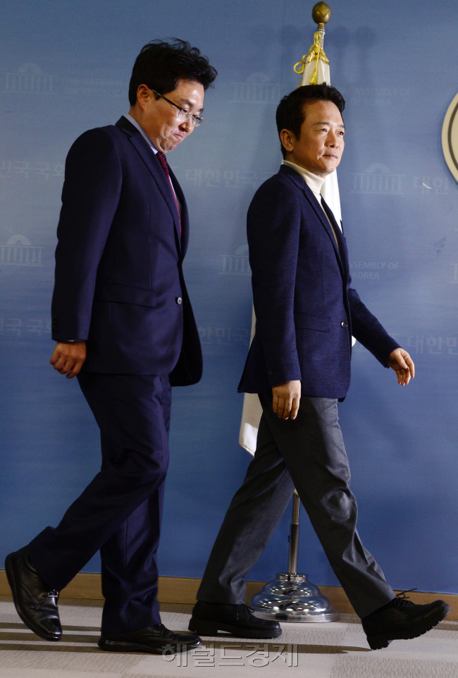 남경필 경기도지사(오른쪽)와 김용태 새누리당 의원이 22일 오전 서울 여의도 국회 정론관에서 새누리당 탈당 기자회견을 열고 있다.
박해묵 기자/mook@heraldcorp.com