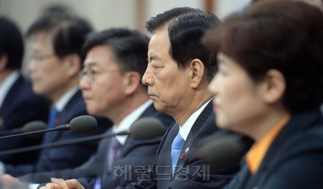 [사진=정부가 22일 유일호 경제부총리 주재로 열린 국무회의에서 한일 군사비밀정보보호협정(GSOMIA)을 의결한 가운데 북한은 최순실 국정농단 파문으로 어수선한 틈을 탄 ‘비열한 행위’라고 비난했다. 사진=안훈 기자/rosedale@heraldcorp.com]