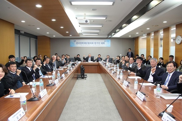 11.21(월), 한국장학재단 서울사무소에서 한국장학재단 안양옥 이사장과 국내 주요 장학재단 이사장 및 관계자들이 (가칭)전국장학재단협의회 설립을 위한 발기인 대회를 개최하고 기념촬영을 하고 있다.