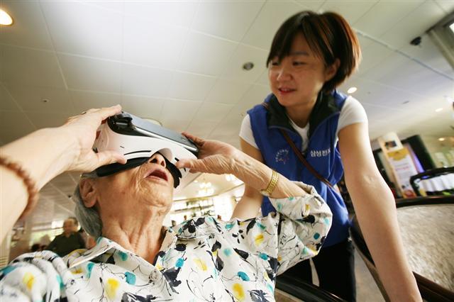 [우수상] 삼성전자 김기선씨의 ‘기어VR로 떠나는 어르신 해외여행’
