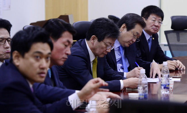 [사진설명=23일 오전 서울 여의도 국회의원회관에서 열린 새누리당 비상시국회의 대표자-실무자 연석회의에서 김무성 전 대표와 유승민 전 원내대표가 굳은 표정으로 회의에 임하고 있다. 박해묵 기자/mook@heraldcorp.com]