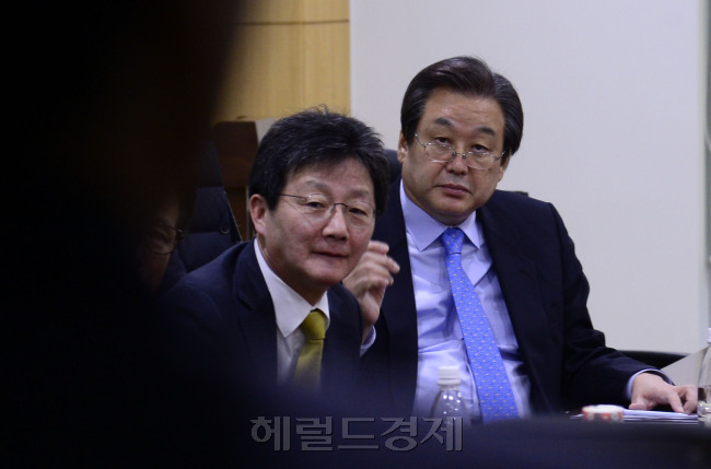 [사진설명=23일 오전 서울 여의도 국회의원회관에서 열린 새누리당 비상시국회의 대표자-실무자 연석회의에서 김무성 전 대표와 유승민 전 원내대표가 굳은 표정으로 회의에 임하고 있다. 박해묵 기자/mook@heraldcorp.com]