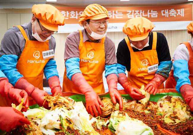 (주)한화 최양수 대표이사(사진 가운데)를 비롯한 한화 임직원과 협력사 관계자 40명은 22일 서울 중구 신당동에 위치한 유락종합사회복지관을 찾아 사랑의 김장 나눔 행사를 진행했다.  [사진제공=(주)한화]