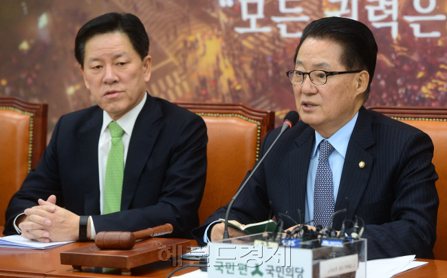 우상호 더불어민주당 원내대표가 23일 오전 서울 여의도 국회에서 열린 최고위원회의에서 모두발언을 하고 있다(왼쪽). 박지원 국민의당 비상대책위원장이 23일 오전 서울 여의도 국회에서 열린 비상대책위원회의에서 모두발언을 하고 있다(오른쪽).  박해묵 기자/mook@heraldcorp.com