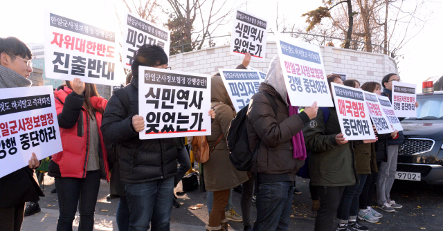 한일 일본군위안부 합의 무효를 위한 대학생 대책위 학생들이 23일 서울 용산구 국방부 앞에서 한일군사정보협정 서명에 반대하는 항의 시위를 하고 있다.   정희조 기자/checho@heraldcorp.com