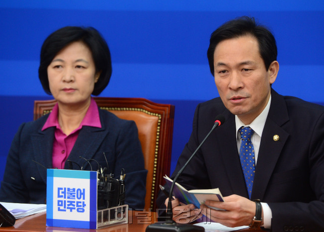 우상호 더불어민주당 원내대표가 23일 오전 서울 여의도 국회에서 열린 최고위원회의에서 모두발언을 하고 있다(왼쪽). 박지원 국민의당 비상대책위원장이 23일 오전 서울 여의도 국회에서 열린 비상대책위원회의에서 모두발언을 하고 있다(오른쪽).  박해묵 기자/mook@heraldcorp.com