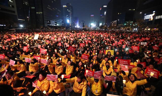 최순실 국정농단 논란 초기 대학가를 휩쓸었던 시국선언의 물결이 촛불정국으로 들어서면서 동맹휴업으로 변화할 조짐이다. 사진은 제4차 촛불집회 모습.