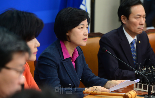 [사진=추미애 더불어민주당 대표가 23일 오전 서울 여의도 국회에서 열린 최고위원회의에서 모두발언을 하고 있다. 박해묵 기자/mook@heraldcorp.com]