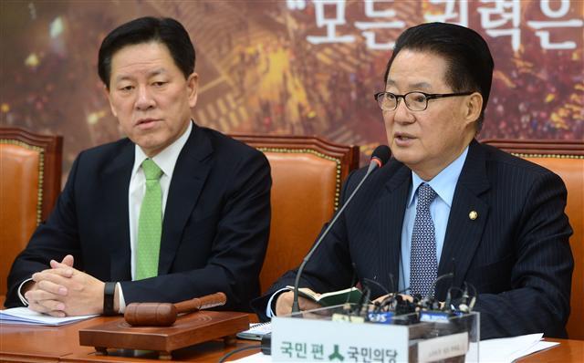 박지원 국민의당 비상대책위원장이 23일 오전 서울 여의도 국회에서 열린 비상대책위원회의에서 모두발언을 하고 있다. 이날 박 비대위원장은 민주당과 의견이 맞선 ‘선(先) 총리 선출’ 주장을 포기했다.  박해묵 기자/mook@