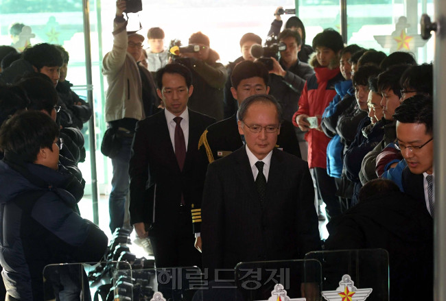 23일 서울 용산구 국방부에서 한일정보보호협정 서명하기 위해 입장하는 나가미네 야스마사(長嶺安政) 주한 일본대사 주위로 사진기자들이 카메라를 내려놓고 취재거부를 하고 있다. 이날 나승용 국방부 공보과장은 한일정보보호협정 취재 공개를 요구하는 사진기자들에게 협정을 공개할 수 없으며, 국방부 측이 찍은 협정 사진도 제공하지 않겠다고 발언했다. 이에 사진기자들은 협정이 밀약이지 않은 이상 비공개인 것은 받아들일 수 없다고 판단해 취재거부를 결정했다. 안훈 기자 rosedale@