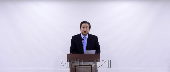 [사진=김무성 새누리당 전 대표가 23일 오전 서울 여의도 국회의원회관에서 대선불출마 선언을 하고 있다. 박해묵 기자/mook@heraldcorp.com]
김무성 새누리당 전 대표가 23일 오전 서울 여의도 국회의원회관에서 대선불출마 선언을 하고 있다. 박해묵 기자/mook@heraldcorp.com