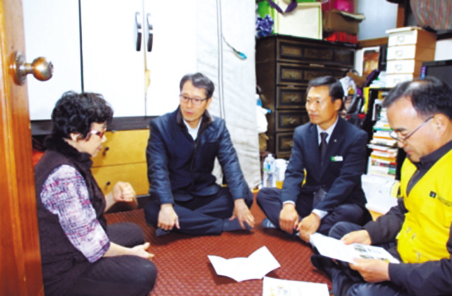 강남훈 에너지공단 이사장(오른쪽 세 번째)이 성남의 에너지바우처 수급가구를 방문해 에너지바우처 사업에 대해 의견을 나누고 있다.   [사진제공=한국에너지공단]