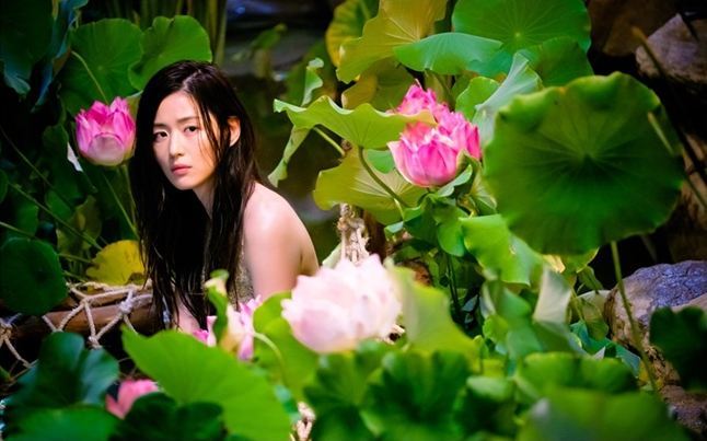 Actress Jun Ji-hyun stars in SBS’ new drama series “The Legend of the Blue Sea.” (SBS)