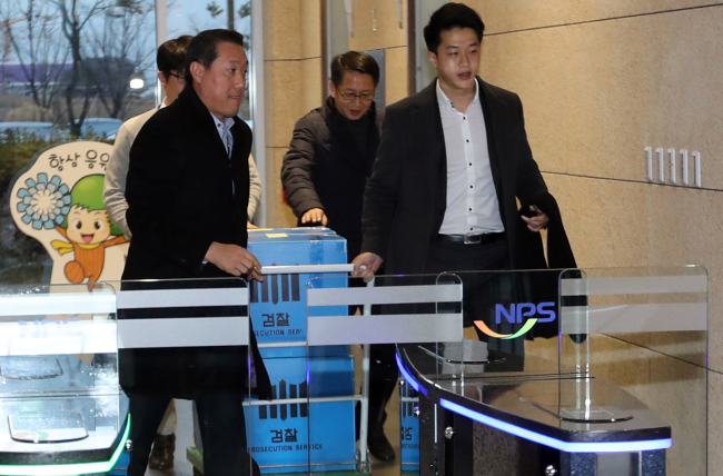 Investigators take confisticated documents from National Pension Service's head office in Jeonju on Wednesday. (Yonhap)