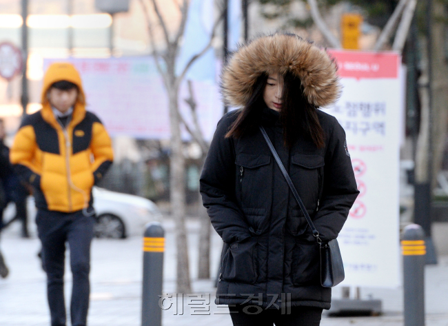 [사진설명=서울 최저기온이 영하 6도까지 떨어지는 등 올가을 들어 가장 추운 날씨를 보인 24일 오전 서울 서울 광화문 사거리에서 두꺼운 옷을 입은 시민들이 출근길 발걸음을 재촉하고 있다. 박현구 기자/phko@heraldcorp.com]