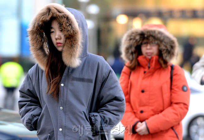 [사진설명=서울 최저기온이 영하 6도까지 떨어지는 등 올가을 들어 가장 추운 날씨를 보인 24일 오전 서울 서울 광화문 사거리에서 두꺼운 옷을 입은 시민들이 출근길 발걸음을 재촉하고 있다. 박현구 기자/phko@heraldcorp.com]