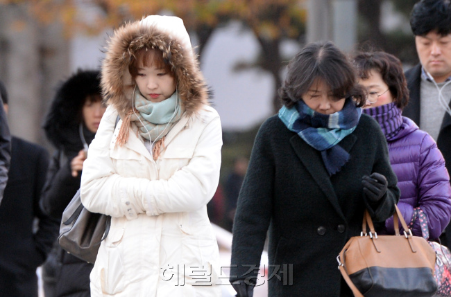 [사진설명=서울 최저기온이 영하 6도까지 떨어지는 등 올가을 들어 가장 추운 날씨를 보인 24일 오전 서울 서울 광화문 사거리에서 두꺼운 옷을 입은 시민들이 출근길 발걸음을 재촉하고 있다. 박현구 기자/phko@heraldcorp.com]