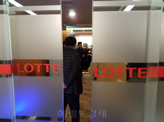 [사진=검찰이 24일 오전 롯데그룹에 대한 압수수색을 진행하고 있다. 오전 10시 현재 갑작스러운 압수수색에 내부에 진입하려는 검찰과 이를 막는 롯데그룹 관계자 사이의 마찰이 이어지고 있는 상황이다. 김성우 기자/zzz@heraldcorp.com]