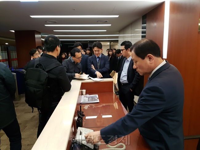 [사진=검찰이 24일 오전 롯데그룹에 대한 압수수색을 진행하고 있다. 오전 10시 현재 갑작스러운 압수수색에 내부에 진입하려는 검찰과 이를 막는 롯데그룹 관계자 사이의 마찰이 이어지고 있는 상황이다. 김성우 기자/zzz@heraldcorp.com]