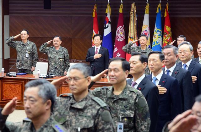 한민구 국방부 장관이 23일 서울 용산 국방부 청사에서 전군 주요지휘관 회의를 주재하고 있다. 한 장관은 모두 발언에서 “국내적으로 매우 어려운 상황이 전개되고 있어 국민은 어느 때보다 ‘안보 지킴이’로서 군의 역할을 주시하며 기대하고 있다”며 “흔들림 없이 오직 적만 바라보고 묵묵히 소임을 다함으로써 국민 생명과 국가 안위를 지켜나가야 한다”고 밝혔다. 안훈 기자/rosedale@
