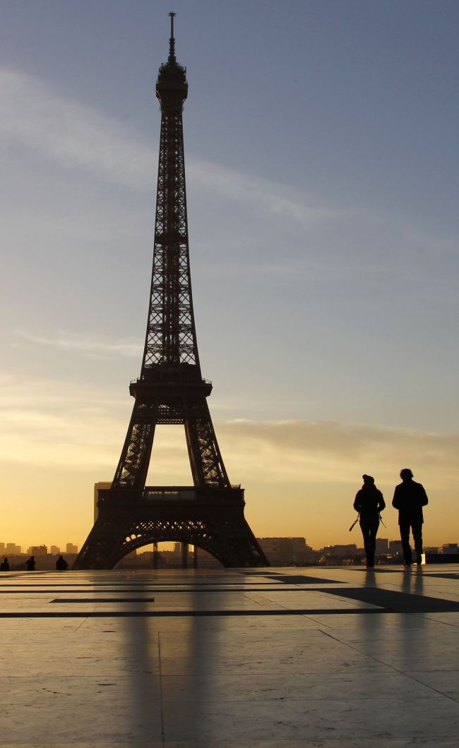 A section of stairs from the Eiffel Tower in Paris sold for more than half a million euros, auctioneers said on Wednesday -- more than 10 times the pre-sale estimate. (Yonhap-AFP)
