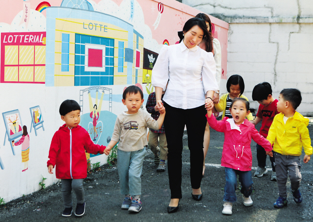 롯데백화점은 ‘자녀입학 돌봄 휴직제’ 프로그램 도입과 직영 어린이집 설치 등 앞서면서도 차별화된 기업문화를 만들어가고 있다.