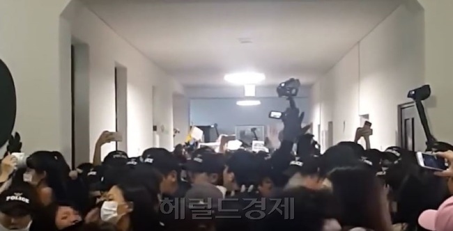 감금된 5인의 교수 및 교직원을 구하기 위해 이화여대 본관에 경찰 병력이 투입된 지난 7월 30일의 모습. 이날 경찰은 총 1200여명의 인원을 동원했다. [사진=헤럴드경제DB]