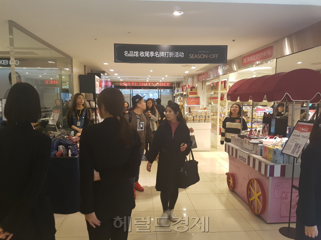 [사진설명=롯데백화점 9층 상설 할인매장에 방문한 소비자들이 상품을 살펴보고 있다. 김성우 기자/zzz@heraldcorp.com]