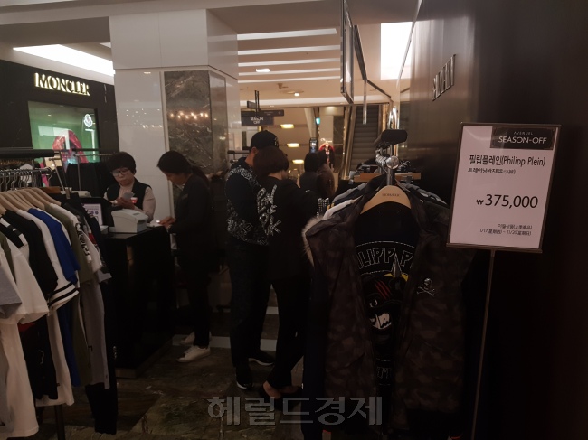 [사진설명=이번 할인행사에는 명품매장인 에비뉴엘도 동참했다. 소비자들이 필립플레인 매장에서 세일 상품을 고르는 모습. 김성우 기자/zzz@heraldcorp.com]