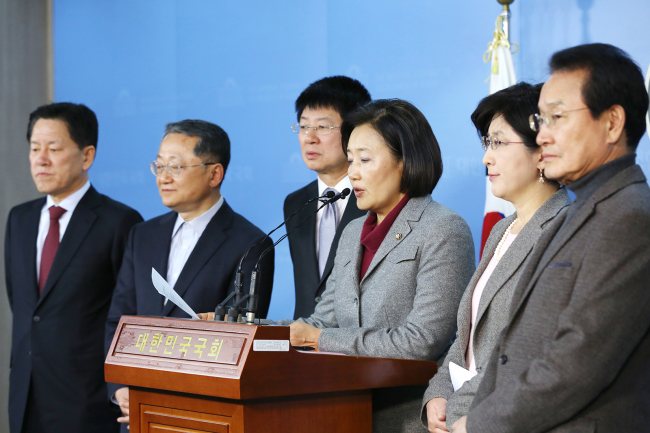 [사진설명=여야 의원 158명이 24일 오후 국회 정론관에서 전원위원회 소집을 촉구하고 있다.]