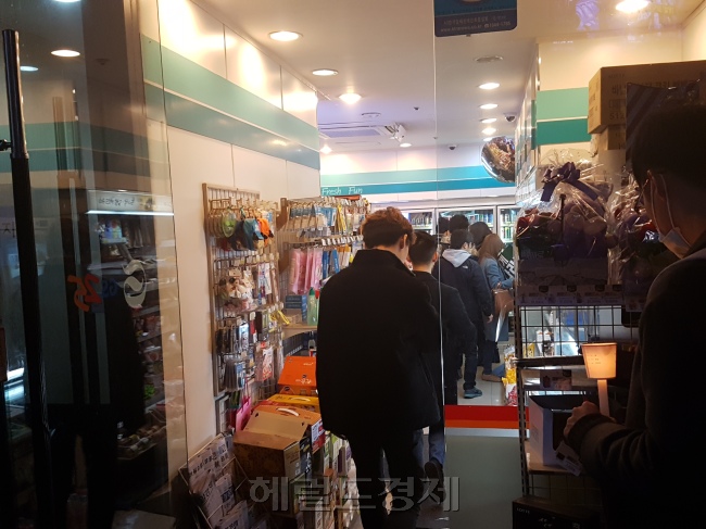 많은 시민들이 물품을 구입하기 위해 편의점에 줄을 서 있는 모습. [사진=김성우 기자/zzz@heraldcorp.com]