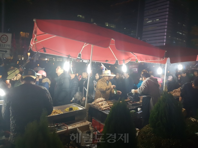 시청과 광화문 인근의 노점상들이 상품을 판매하고 있다. [사진=김성우 기자/zzz@heraldcorp.com]