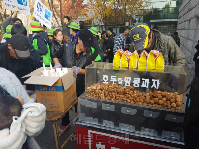시청과 광화문 인근의 노점상들이 상품을 판매하고 있다. [사진=김성우 기자/zzz@heraldcorp.com]