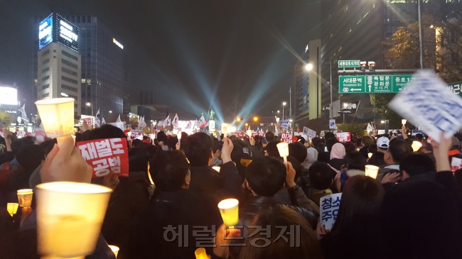 많은 시민들이 촛불을 들고 거리로 나온 모습. [사진=유오상 기자/osyoo@heraldcorp.com]