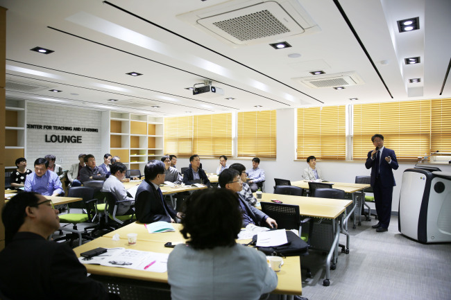 가천대 교수들이 교수학습개발센터가 주관한 ‘ACE 티칭 포럼’에 참석, 우수강의사례 발표를 듣고 있다.   <br />　
가천대 교수들이 교수학습개발센터가 주관한 ‘ACE 티칭 포럼’에 참석, 우수강의사례 발표를 듣고 있다.
　