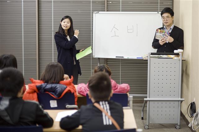 수출입은행 직원들이 지난 15일 서울 여의도 이룸센터에서 탈북 어린이들을 대상으로 경제교육을 하고 있다.