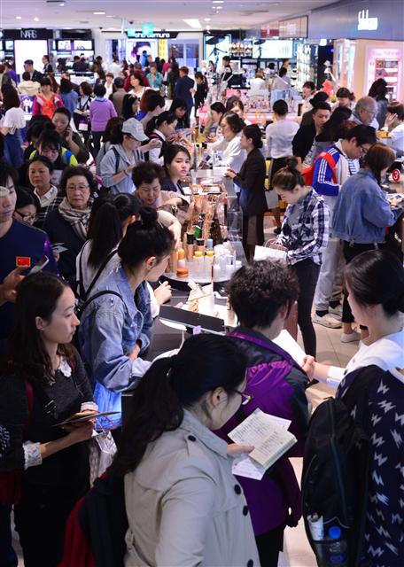 검찰이 롯데 등을 압수수색하면서 면세점 관련 의혹을 본격 수사하는 가운데, 면세점 기업들은 면세점 사업에 대한 근본적 회의감까지 가지는 등 침울한 분위기에 빠졌다. 사진은 서울시내 한 면세점 전경.  이상섭 기자/babtong@heraldcorp.com