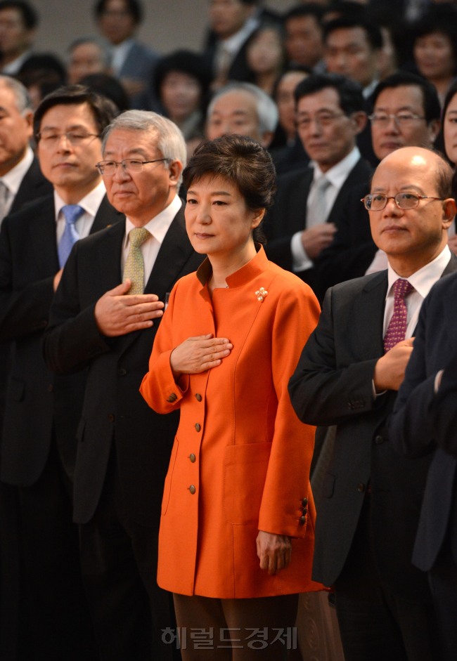 지난 2013년 4월 법의 날 기념식에 참석한 박근혜 대통령과 박한철 헌법재판소장(오른쪽)  [사진=헤럴드경제DB]