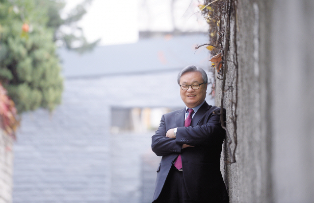 노동운동과 민주화의 대부(代父)로 불리는 인명진 목사. 그는 지금의 국정 상황에 대해 땅을 치며 후회했다. 87년 6ㆍ29 선언 당시에 더 확고하게 정의의 가치를 세우고, 시민 중심의 사회를 만들었어야 했는데, 그러지 못한 게 천추의 한으로 남았다. 그래도 촛불민심에서 희망을 본다. “자기만 먹고살려고 귀를 막고 스펙만 쌓는 줄 알았던 젊은이들이 거기 있더라. ‘너희가 사는 세상은 이런 세상이 아니기를’. 어느 학생이 든 팻말을 보고 눈물이 나왔다고 했다. “정의와 가치가 사라진 시대에, 내일의 기둥을 세우려면 젊은이들의 ‘거룩한 분노’를 현실의 성공으로 이어줘야 한다”는 의무감도 새록새록하다. 그가 다시 힘을 내 정권퇴진과 권력구조 개편을 외치는이유다. 안훈 기자/rosedale@heraldcorp.com