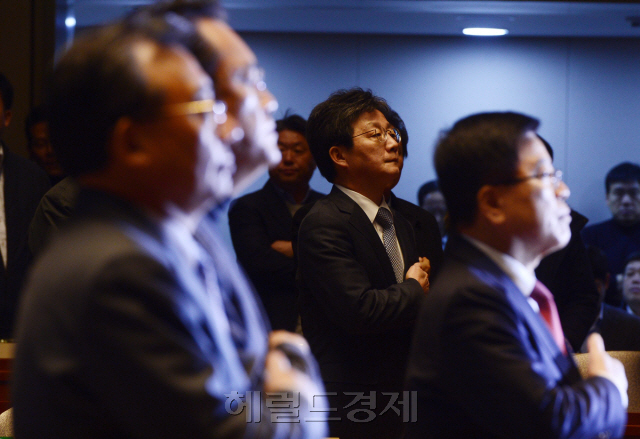 [사진설명=25일 오전 서울 여의도 국회에서 새누리당 의원총회가 열린 가운데 이정현 대표(왼쪽)와 유승민 의원(가운데)이 국민의례를 하고 있다. 박해묵 기자 mook@heraldcorp.com]