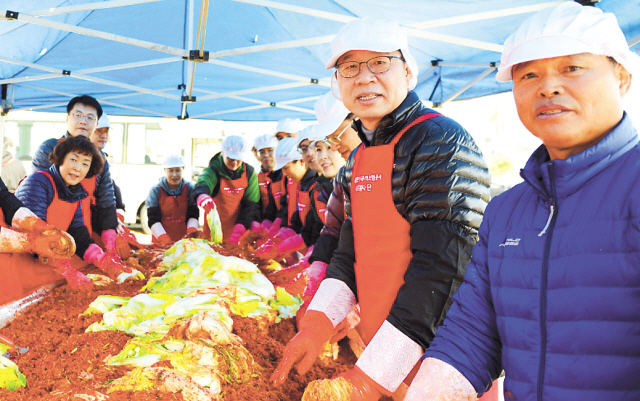 무역보험공사 김영학 사장(오른쪽 두번째)과 임직원, 객현리 주민들이 경기도 파주시 객현리에서 김장 행사에 참여하고 있다.
[사진제공=한국무역보험공사]