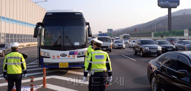 [사진설명=박근혜 대통령의 퇴진을 요구하는 전국농민회총연맹(전농)의 상경투쟁 차량이 25일 속속 서울방면으로 이동하는 가운데 경찰들이 양재IC에서 바리케이트를 칠 준비를 하고 있다. 전농은 이날 오후 5시 서울 종로구 정부서울청사 앞 세종로소공원에서 농민 1000여명이 참여하는 ‘전봉준 투쟁단’ 농민대회를 연 뒤 청와대로 행진할 계획이다. 정희조 기자/checho@heraldcorp.com]