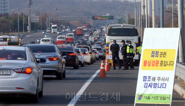 [사진설명=박근혜 대통령의 퇴진을 요구하는 전국농민회총연맹(전농)의 상경투쟁 차량이 25일 속속 서울방면으로 이동하는 가운데 경찰들이 양재IC에서 바리케이트를 칠 준비를 하고 있다. 전농은 이날 오후 5시 서울 종로구 정부서울청사 앞 세종로소공원에서 농민 1000여명이 참여하는 ‘전봉준 투쟁단’ 농민대회를 연 뒤 청와대로 행진할 계획이다. 정희조 기자/checho@heraldcorp.com]