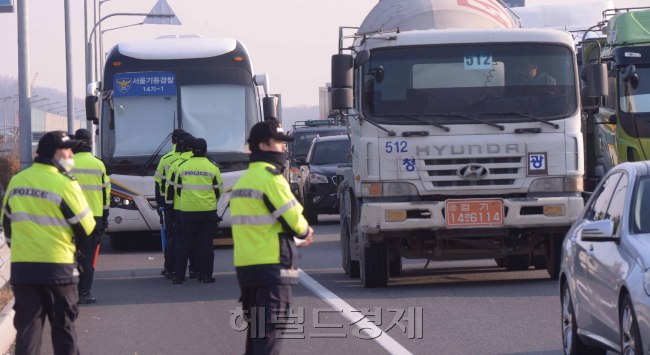 [사진설명=박근혜 대통령의 퇴진을 요구하는 전국농민회총연맹(전농)의 상경투쟁 차량이 25일 속속 서울방면으로 이동하는 가운데 경찰들이 양재IC에서 바리케이트를 칠 준비를 하고 있다. 전농은 이날 오후 5시 서울 종로구 정부서울청사 앞 세종로소공원에서 농민 1000여명이 참여하는 ‘전봉준 투쟁단’ 농민대회를 연 뒤 청와대로 행진할 계획이다. 정희조 기자/checho@heraldcorp.com]