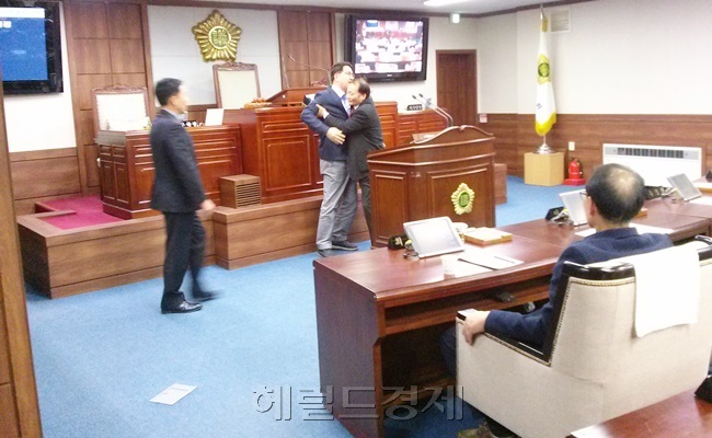 [사진설명=25일 전남 순천시의회 ‘예결특위 구성의 건’에 불만을 토로하며 마이크없이 발언하는 김인곤 시의원을 임종기 의장이 강하게 제지하고 있다. 왼쪽에 서있는 사람은 박상순 시의회 사무국장. 박대성기자/ parkds@heraldcorp.com]