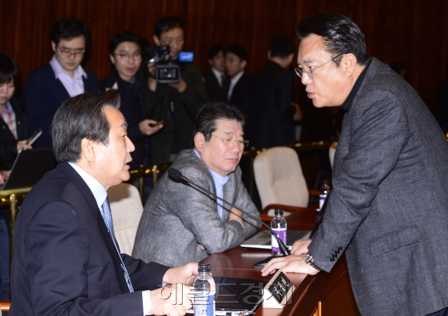 [사진=25일 오전 서울 여의도 국회에서 새누리당 의원총회가 열린 가운데 정진석 원내대표와 김무성 전 대표가 이야기를 나누고 있다. 박해묵 기자　mook@heraldcorp.com]
