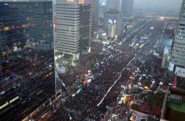 26일 오후 서울 광화문에서 제5차 촛불 집회가 열리고 있다. 공동취재사진-프레스센터옥상<br />-사진공동취재단-
26일 오후 서울 광화문에서 제5차 촛불 집회가 열리고 있다. 공동취재사진-프레스센터옥상
-사진공동취재단-